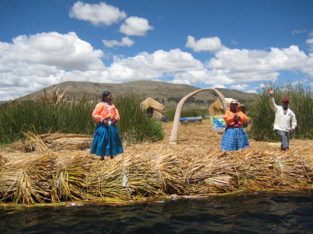 Drijvend eiland op Titicaca meer IMG_7022